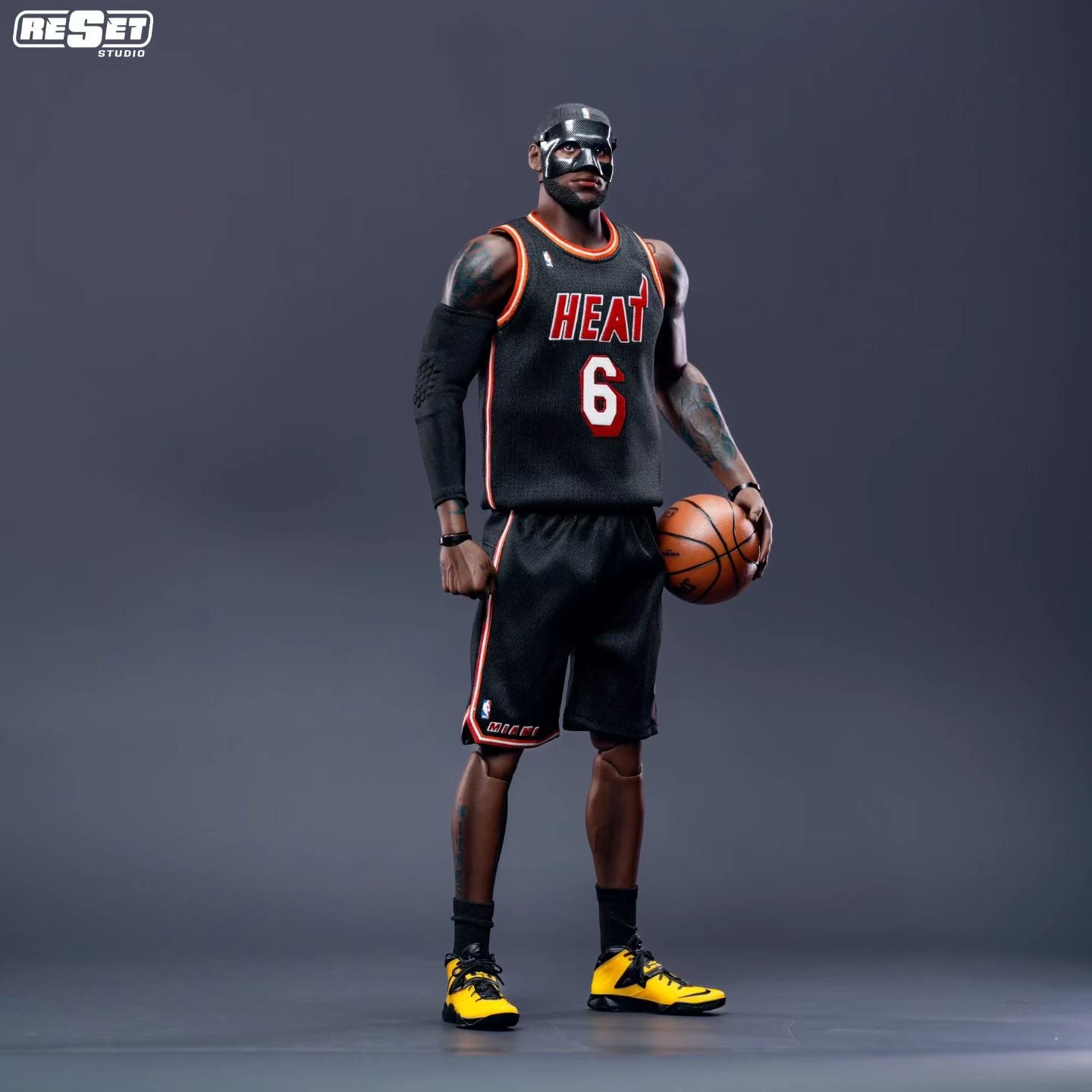 ResetStudio - ResetStudio Collection Series Movable Eye Miami Heat Black Mask LeBron James 1/6 Collectible Action Figure | ResetStudio 典藏系列 可动眼 热火队黑面具詹姆斯 1/6收藏级可动人偶 - Image 4